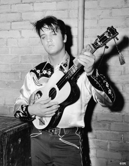 Black and white picture of Elvis Presley
