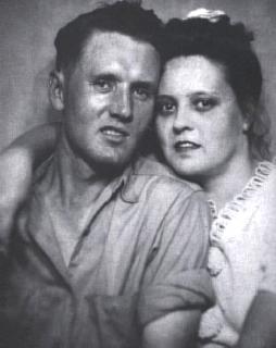 Elvis Presley parents' wedding picture
