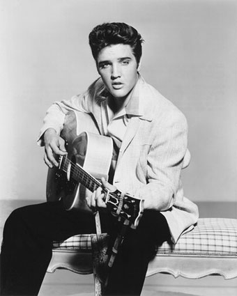 Elvis Presley sing and playing guitar
