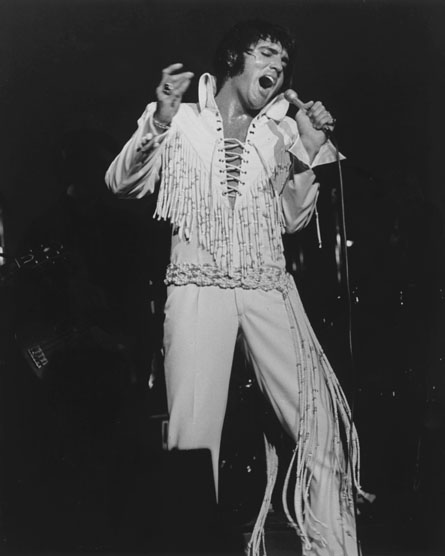 Elvis Presley sing in sweat
