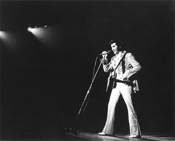 Elvis Presley sing on stage_black and white picutre
