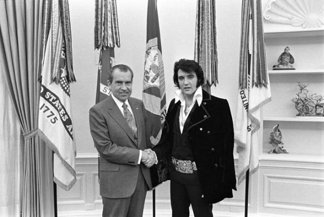 Elvis Presley with Nixon president
