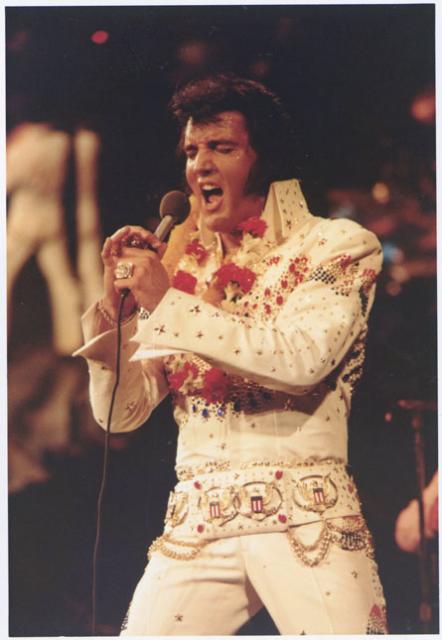 Elvis-Presley-singing
