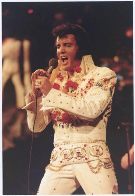 Elvis-Presley-singing